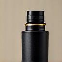 Kamera dan peralatan pencahayaan studio untuk fotografi komersial.